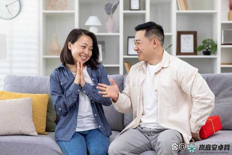 和朋友夫妻互动：分享温馨时刻